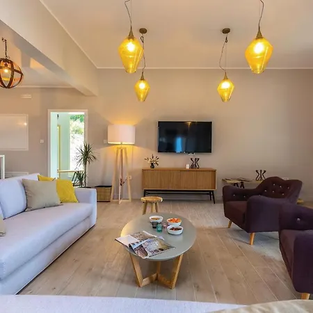 Amazing In With 5 Bedrooms, Sauna And Wifi Holiday home Veprinac