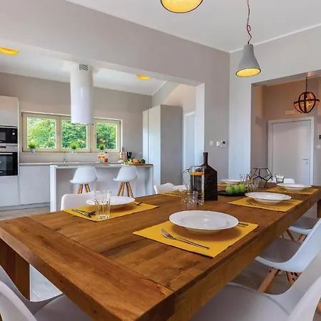 Amazing In With 5 Bedrooms, Sauna And Wifi *