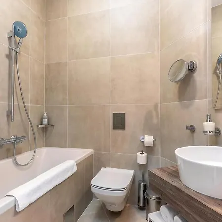 Amazing In With 5 Bedrooms, Sauna And Wifi