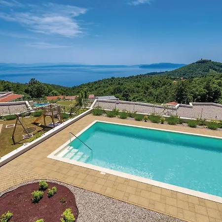Amazing In With 5 Bedrooms, Sauna And Wifi Veprinac