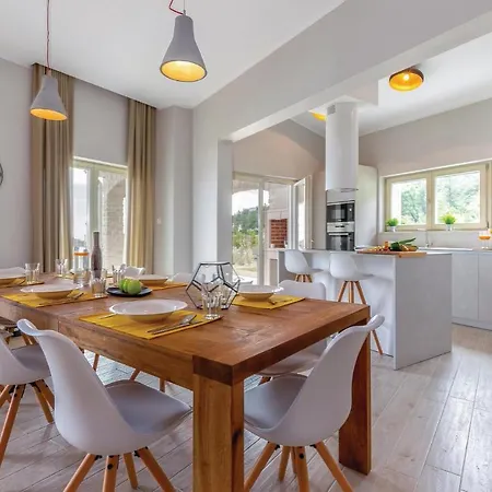 Amazing In With 5 Bedrooms, Sauna And Wifi