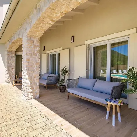 Amazing In With 5 Bedrooms, Sauna And Wifi Veprinac