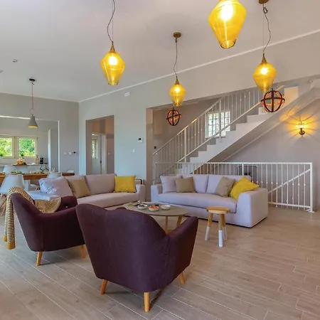 Amazing In With 5 Bedrooms, Sauna And Wifi Veprinac